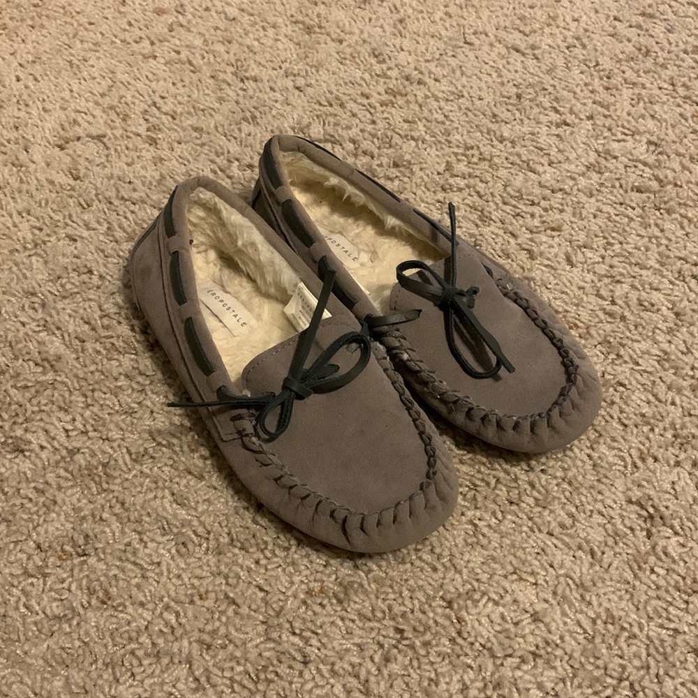 Aeropostale moccasin slippers Size 6